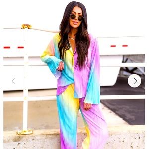 WORN ONE TIME. 3x RAINBOW PLISSE 2 piece OUTFIT‼️